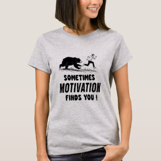 Sometimes Motivation Finds You Inspirational Quote Tシャツ