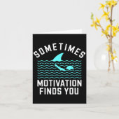 Sometimes Motivation Finds You Shark Funny Swim Hu カード (黄色い花)