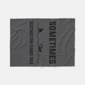 Sometimes Motivation Finds You Swimming Shark Moti フリースブランケット (正面(横))