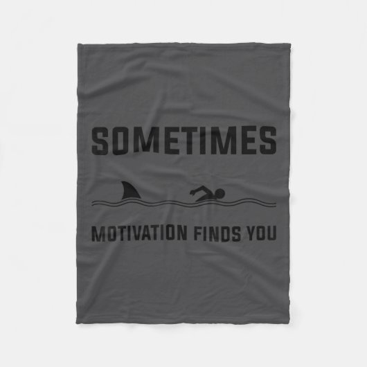 Sometimes Motivation Finds You Swimming Shark Moti フリースブランケット (正面)