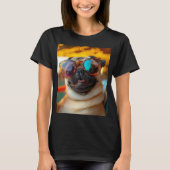 Sonniger Mops am Strand Tシャツ (正面)
