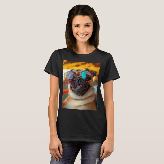 Sonniger Mops am Strand Tシャツ (正面フル)