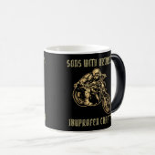 Sons Of Interirats Ibuprofen章、バイクもしくは自転車に乗る人 モーフィングマグカップ (正面右)