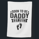 Soon To Be Daddy 2023 Funny New Born Baby Gift ハウスフラッグ<br><div class="desc">funny, family, baby, announcement, gift, pregnancy, husband, wife, birthday, DADDY</div>