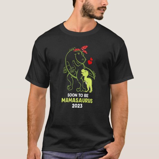 Soon to be Mamasaurus 2023 Baby Mommy Mother's Day Tシャツ (正面)