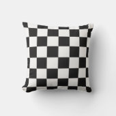 Sophisticated Black and White Checkered Pattern クッション (正面)