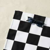 Sophisticated Black and White Checkered Pattern ビーチタオル (インサイチュ)