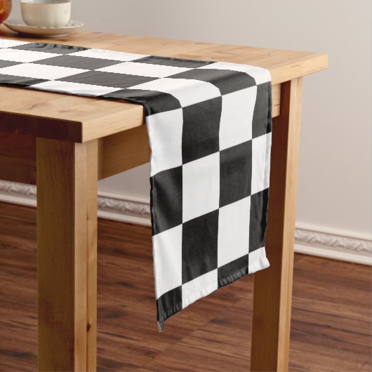 Sophisticated Black and White Checkered Pattern ロングテーブルランナー (インサイチュ)