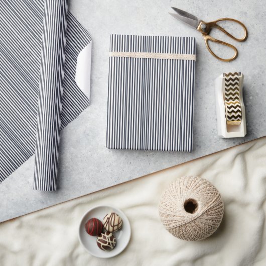 Sophisticated Navy Blue Striped Minimalist ラッピングペーパー (クラフト)