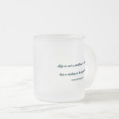 Soren Kierkegaardによる生活引用文 – 人生は… フロストグラスマグカップ (正面右)