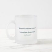 Soren Kierkegaardによる生活引用文 – 人生は… フロストグラスマグカップ (左)