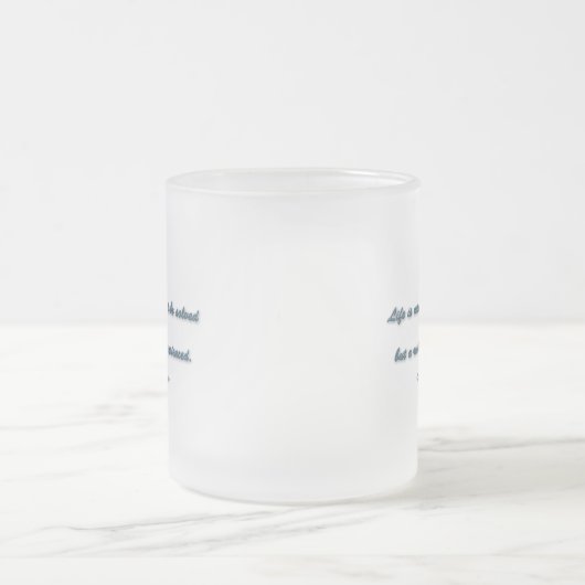 Soren Kierkegaardによる生活引用文 – 人生は… フロストグラスマグカップ (中央)