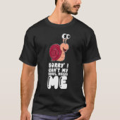 Sorry I Can't My Snail Needs Me Tシャツ (正面)
