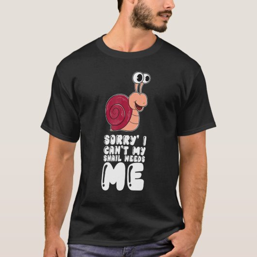 Sorry I Can't My Snail Needs Me Tシャツ (正面)