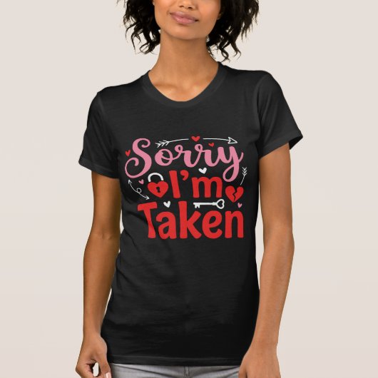 Sorry I’m Taken Funny Valentine Relationship Desig Tシャツ (正面)