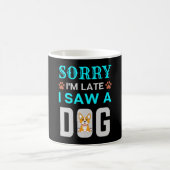 Sorry I'm late I saw a dog コーヒーマグカップ (中央)