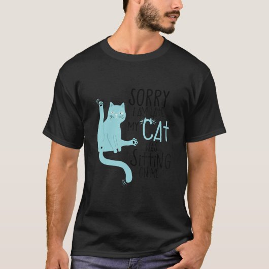Sorry I'm Late My Cat Was Sitting On Me Funny Tシャツ (正面)