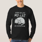 Sorry Im Late My Cat Was Sleeping On Me Tシャツ (正面)