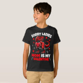 Sorry Ladies Mom Is My Valentine Dinosaur Holding  Tシャツ (正面フル)