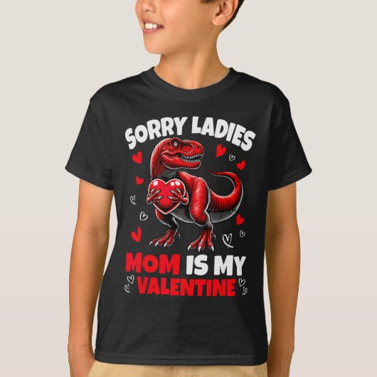 Sorry Ladies Mom Is My Valentine Dinosaur Holding  Tシャツ (正面)