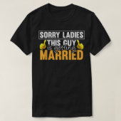 Sorry Ladies This Guy Is Getting Married Funny Fut Tシャツ (デザイン正面)