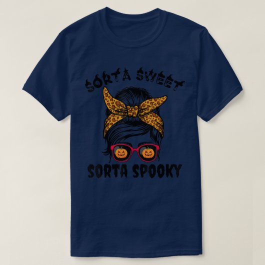 Sorta Sweet Sorta Spooky Pumpkin Messy Bun Hallowe Tシャツ (デザイン正面)