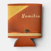 Sossusvlei写真のナミビア赤い砂丘と文字 缶クーラー (正面)