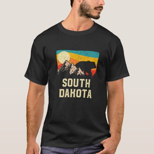 South Dakota Nature Wild Bear Retro Sunset Hiking Tシャツ (正面)
