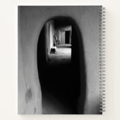Southwest Adobe Passageway:白黒の写真 ノートブック (裏面)