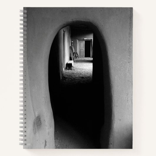 Southwest Adobe Passageway:白黒の写真 ノートブック (正面)