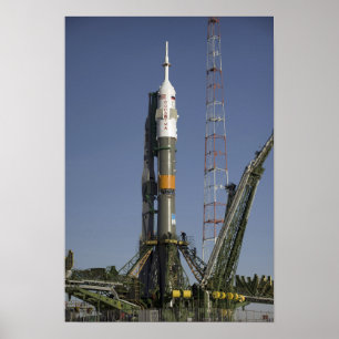 Soyuzのロケットは位置に建ちます ポスター
