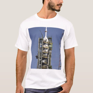 Soyuzのロケットは位置に建ちます Tシャツ