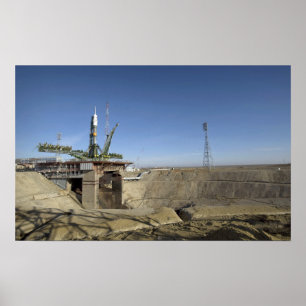 Soyuzのロケットは位置2に建ちます ポスター