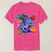 Space Astronaut Day Riding Shark Galaxy Planets St Tシャツ (デザイン正面)