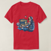 space astronaut on computer illustration galaxy st tシャツ (デザイン正面)