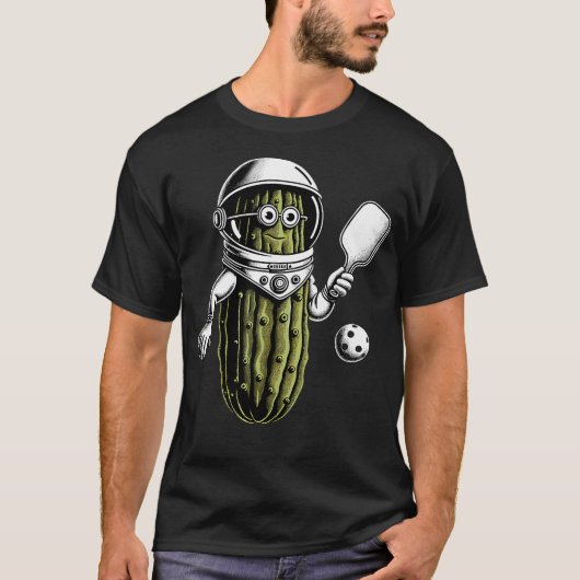 Space Astronaut Pickle Playing Pickleball Pickle B Tシャツ (正面)