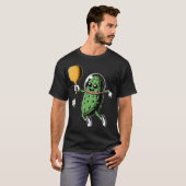 Space Astronaut Pickle Playing Pickleball Pickle B Tシャツ (正面フル)