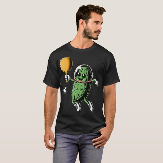 Space Astronaut Pickle Playing Pickleball Pickle B Tシャツ (正面フル)