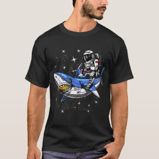 Space Astronaut Riding Shark Tシャツ