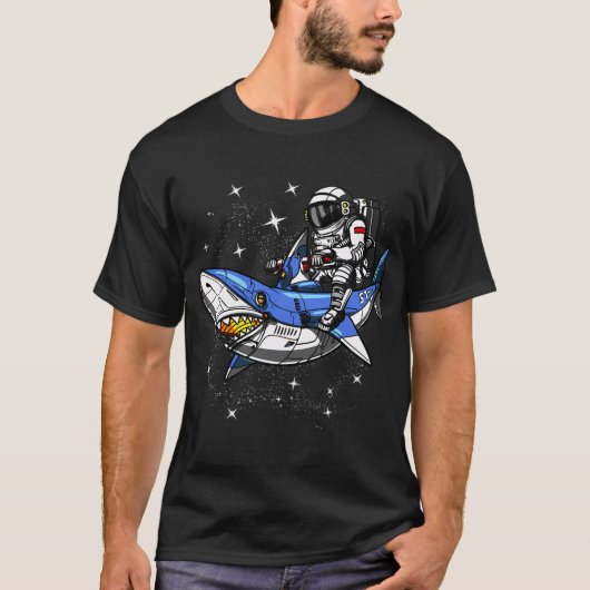 Space Astronaut Riding Shark Tシャツ (正面)