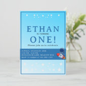 Space First Birthday Invitation – Astronaut Party 招待状 (スタンド正面)