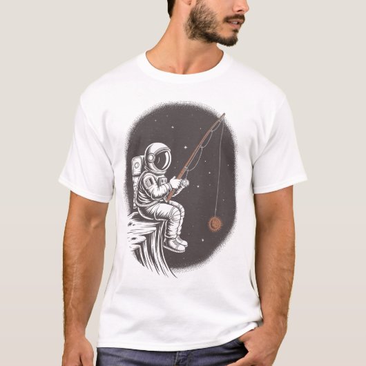 Space Fisher – Astronaut Catching the Sun and Moon Tシャツ (正面)