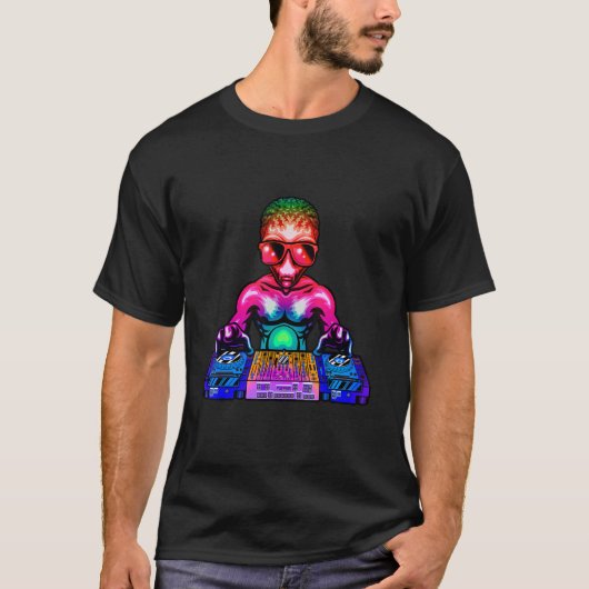 Space Psychedelic Rave Alien DJ Techno House Music Tシャツ (正面)