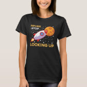 Space & Rocket Motif Never stop looking upwards Tシャツ (正面)
