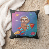 Space Sloth on Rocket – Dreamy Slow Cartoon Vector クッション (ブランケット)
