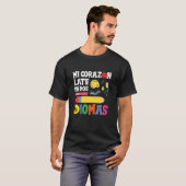 Spanish Teacher Bilingual - Mi Corazon Late En Dos Tシャツ (正面フル)