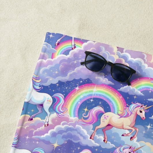 Sparkly rainbow and unicorns on clouds ビーチタオル (インサイチュ)