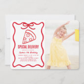 Special Delivery Red Bow Pizza Photo Birthday 招待状 (正面)