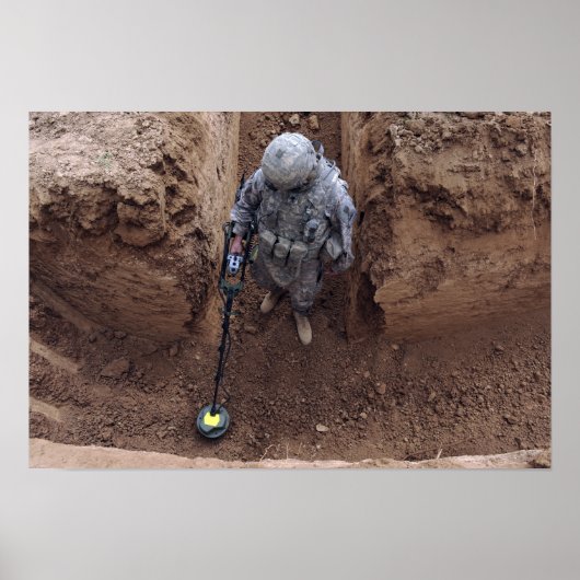 Specialist searches for a weapons cache ポスター (正面)