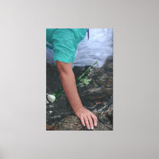 Spiritual Offering of Flowers to Iemanjá in Sacred キャンバスプリント